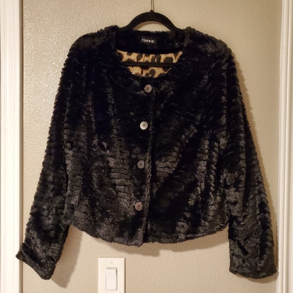 NWOT Torrid Cropped Faux Fur Leopard lined jacket size 2 - Picture 4 of 6